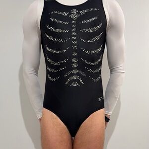 Black leopard suit. Size CL